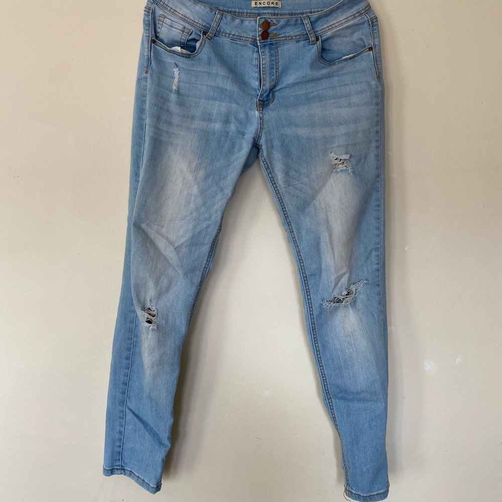 Distressed blue stretchy skinny jeans